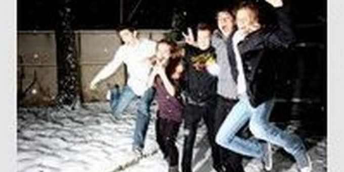 A38 Pesti Est Tetőterasz: Over Help, The Peanuts, Magidom, Battery Band