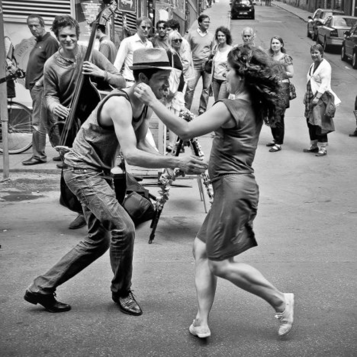 Показать плясать. Линди хоп танец. Танцующие люди. Уличные танцы. Люди танцуют на улице.