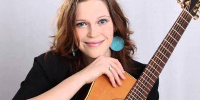 Kortárs szerzői estek Tv-felvétellel: Szatmári Juli