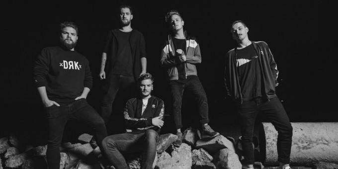 Elhalasztva: AWS -  Vissza a múltba II. (Kint a Vízből, Fekete Részem)