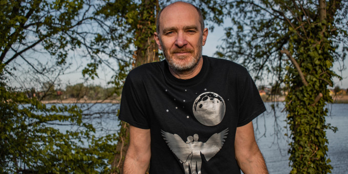 Zene x Színház | Leskovics Gábor 'Lecsó' portrébeszélgetés & akusztikus koncert | Momentán társulat