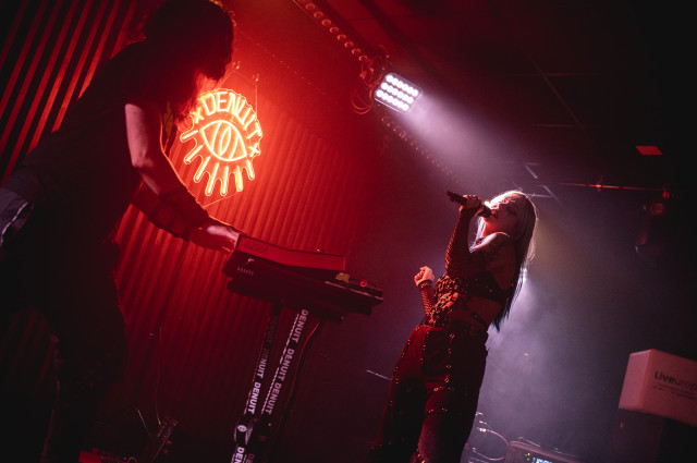 Denuit (FR), Barking Babies, Rút