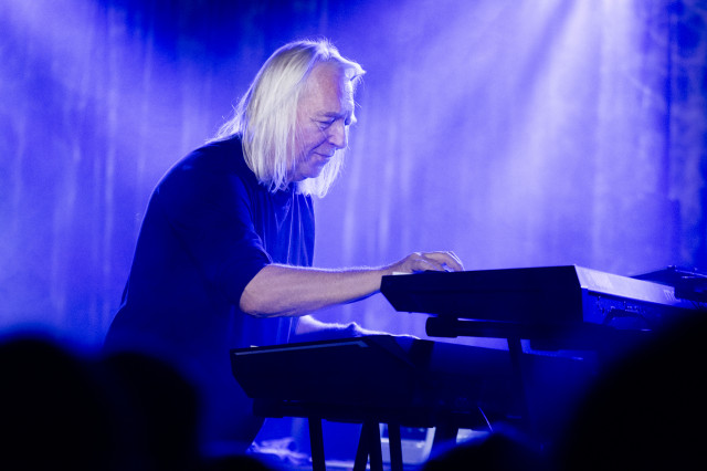 Deep Forest (FR) live set, Ficture