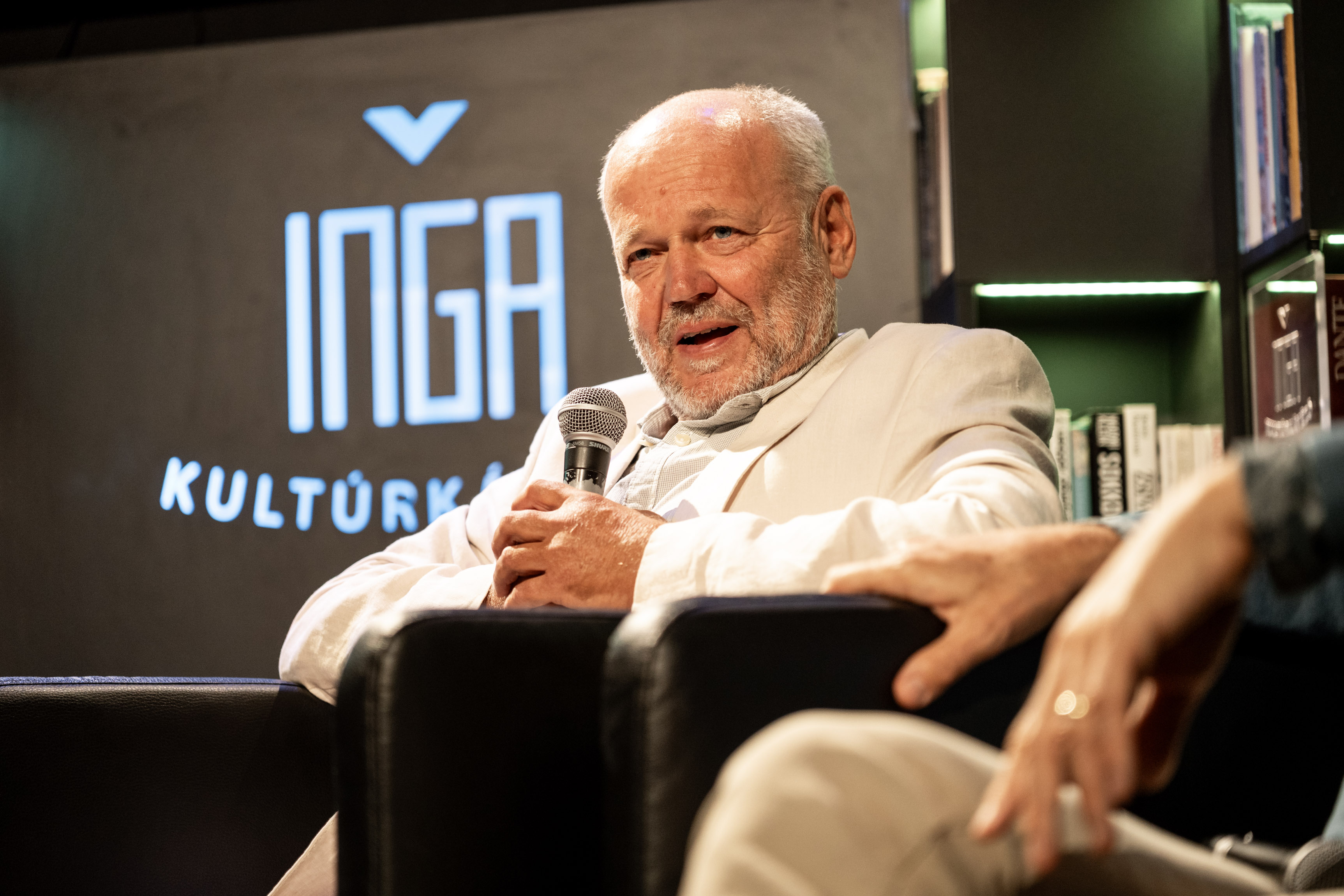 Kulturális Intézmények Rendszereken Át: Klubok