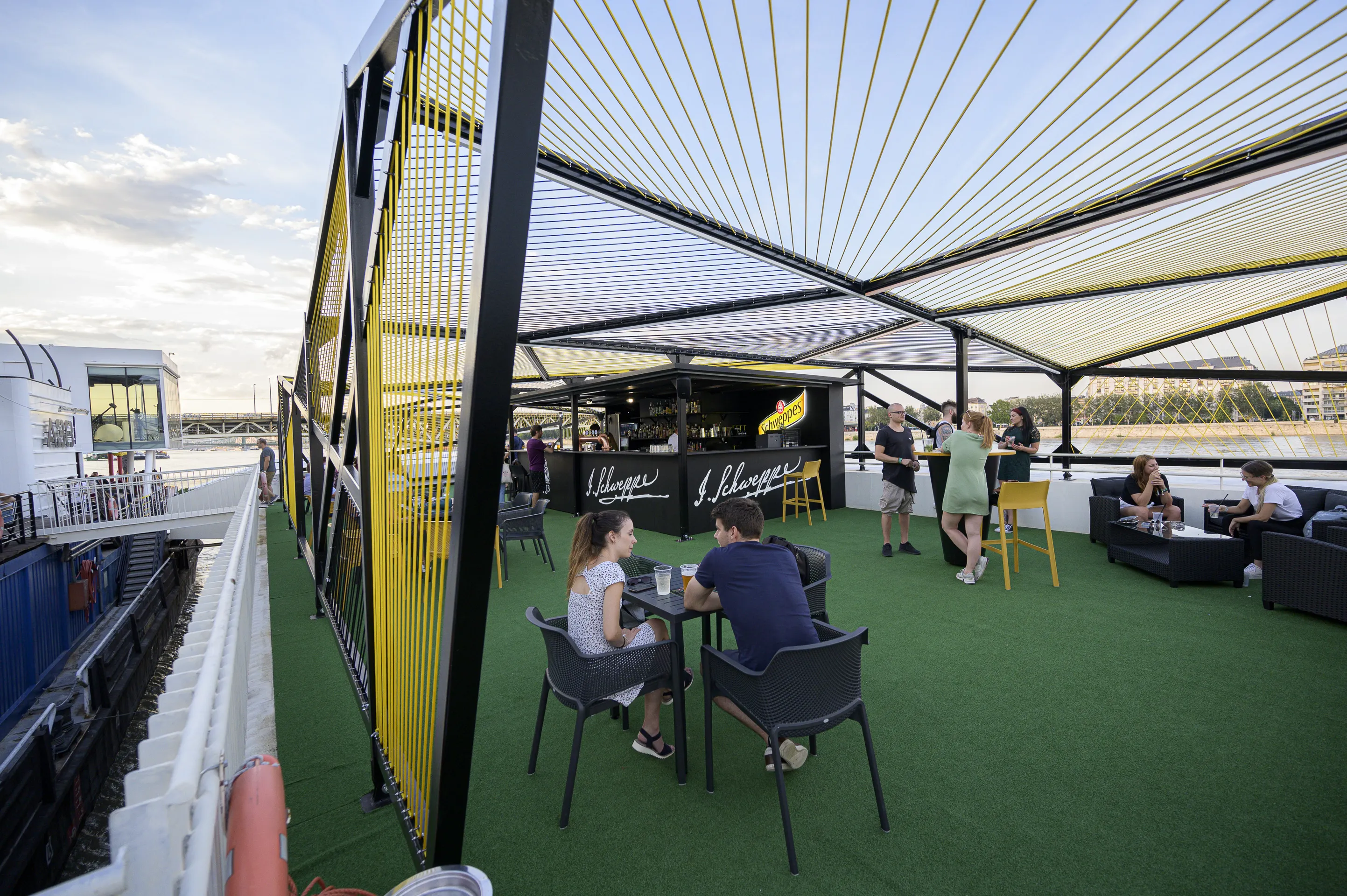 Schweppes terasz